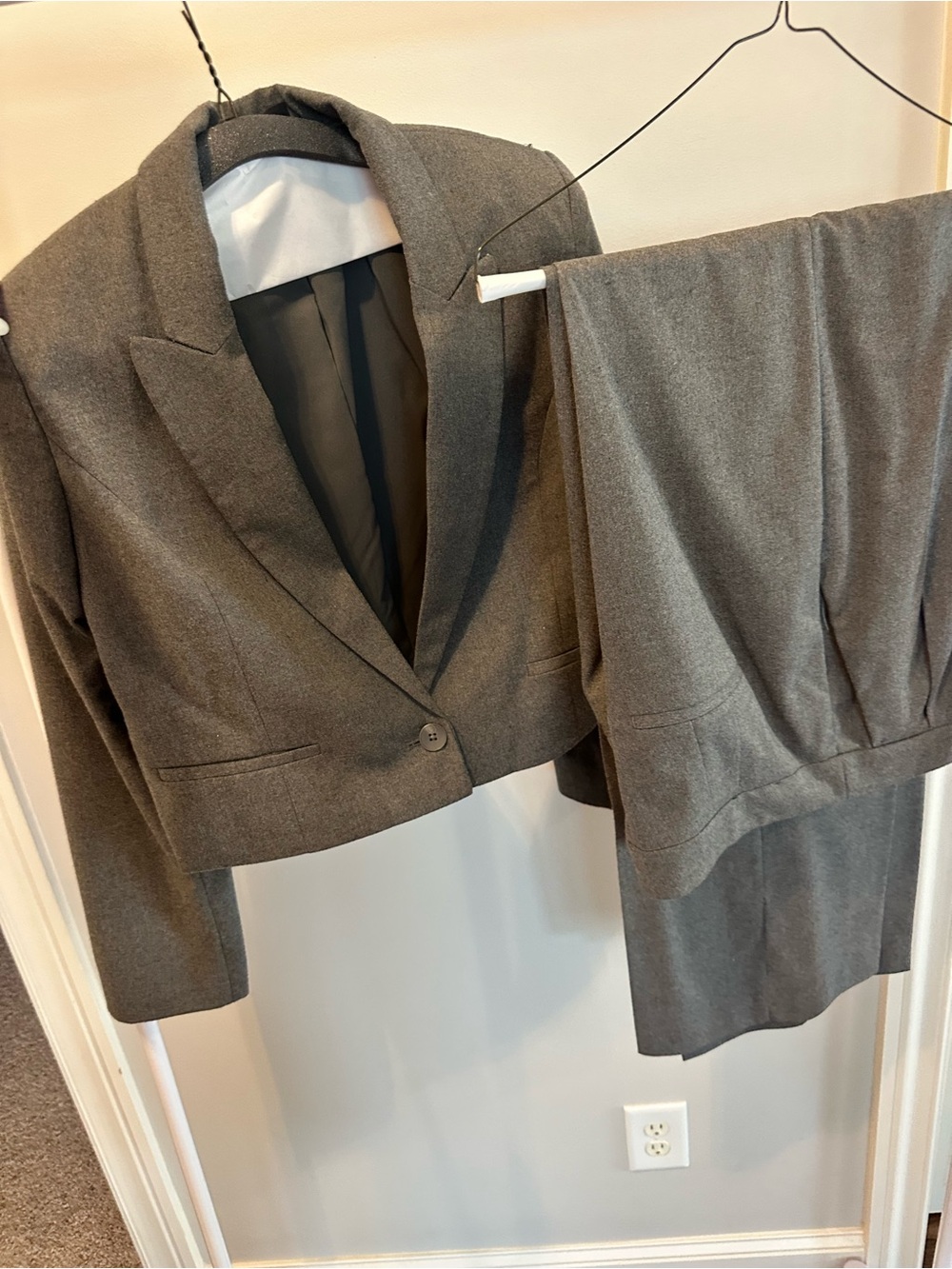 Women's Cropped Blazer and high waist pleated pants set - Gray (Large jacket/10)